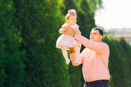 快乐的父亲把小女儿抱在怀里图片