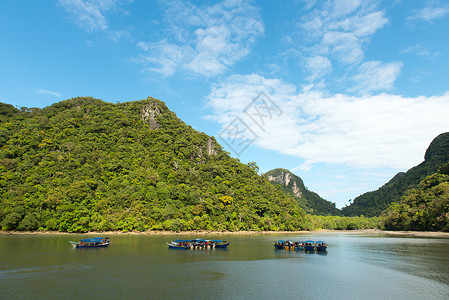 安达曼海的客轮汽车船其背景是图片