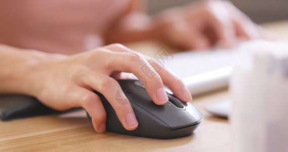 手在计算机键盘上打字和在办图片