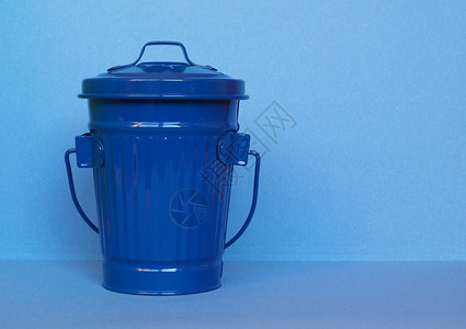 蓝垃圾桶垃圾桶或垃圾桶或废物箱背景图片
