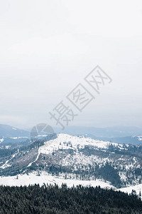 与雪山的美好的冬天风景图片