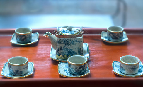 一套茶壶和桌上的旧茶杯作为旧家具收藏展出这是封建茶图片