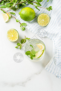 自制柠檬水或莫吉托鸡尾酒图片