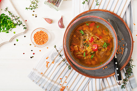 红扁豆肉红辣椒粉和芬芳百里香的开胃汤平躺顶视图图片