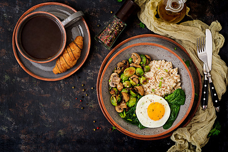 健康的早餐燕麦粥鸡蛋和烤蔬菜沙拉蘑菇和球芽甘蓝健康的生活图片