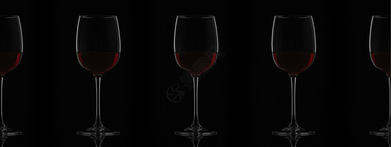 黑色背景上反射的一排红酒杯背景图片