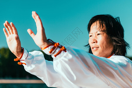 亚洲女人在户外练太极背景图片