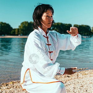 亚洲女人在户外练太极图片