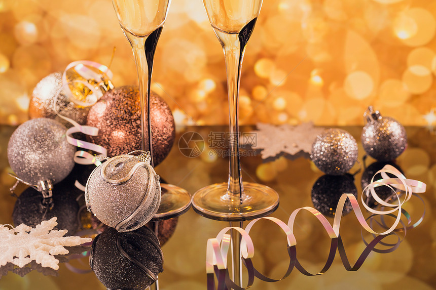 两杯香槟和圣诞节或新年装饰图片