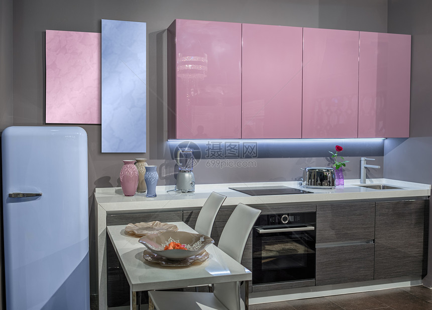 现代舒适舒适的厨房上架有粉色图片