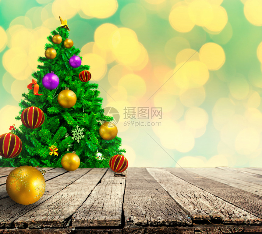 圣诞闪发光的球装饰在松树上图片
