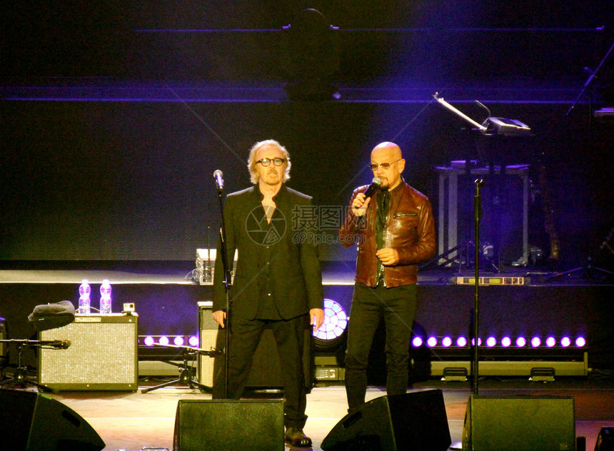 意大利流行歌手UmbertoTozzi与朋友EnricoRuggeri在演唱期间的现场音乐会图片