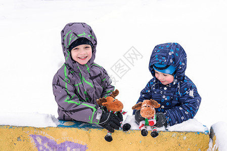 两个可爱的学龄前孩子冬天的兄弟男孩穿着假雪和图片