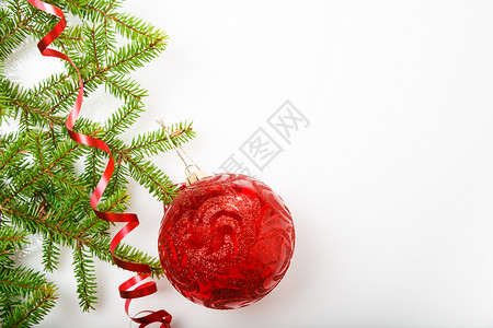 圣诞和新年假期组成圣诞树枝红假日球和白色背景的丝带平面图片