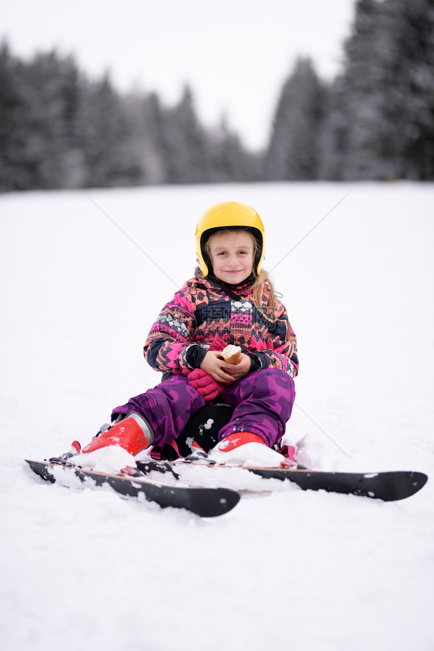 快乐的小女孩滑雪下坡图片
