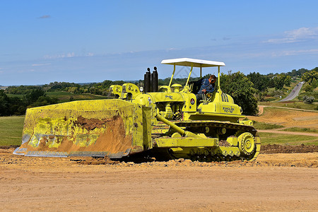 T12型修复推土机在罗拉格WCSTR农场年度展上移动图片