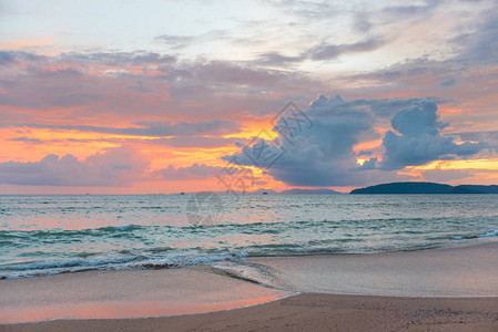 海边的粉色日落美丽的积图片