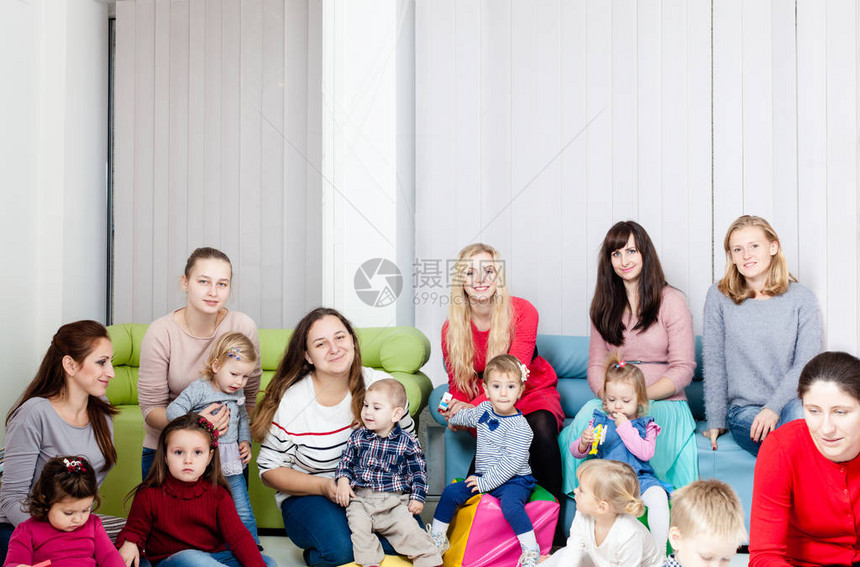 母亲和他们的孩子在房间里女人在说话图片