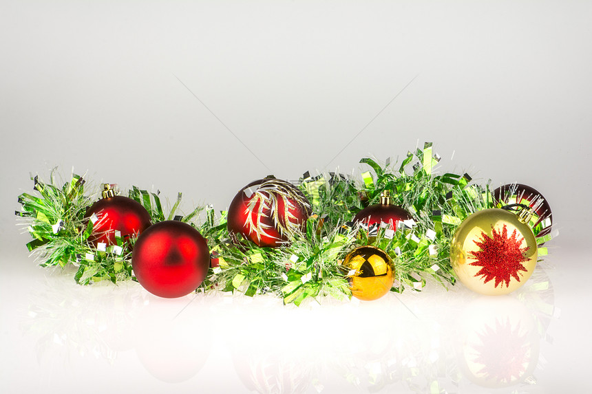 安排在梯度背景上隔绝的圣诞树装饰xmas图片
