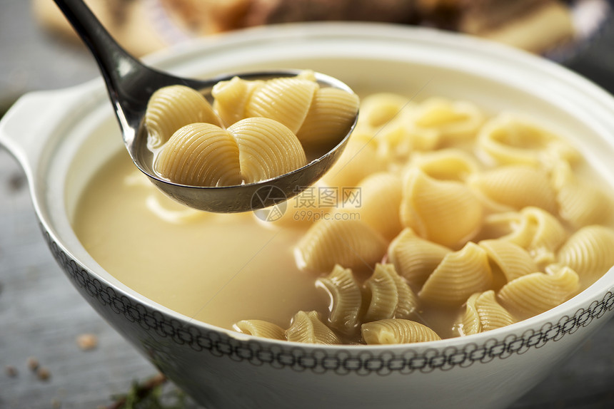 意大利面和肉汤中使用的肉和蔬菜图片