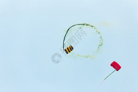 蓝天飞翔的两个跳伞者图片