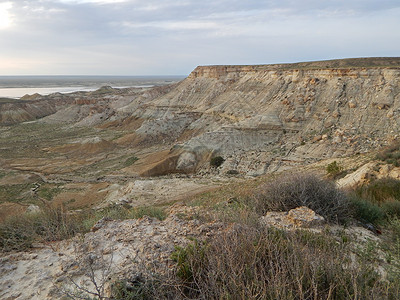 草原岩石裂缝干旱地貌哈萨克斯坦图片