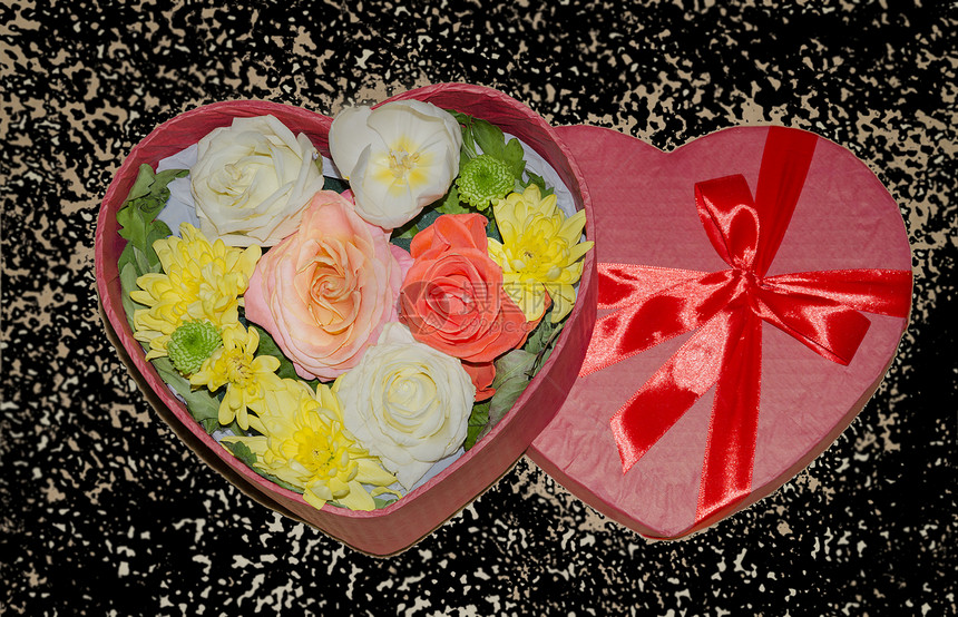 以玫瑰菊花和郁金香为心形的礼物盒图片