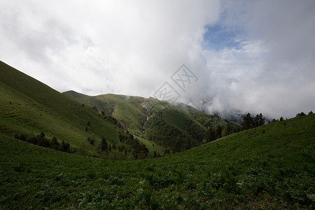 在AdygeaBolshoyThach和高加索山脉夏季坡度上云层图片