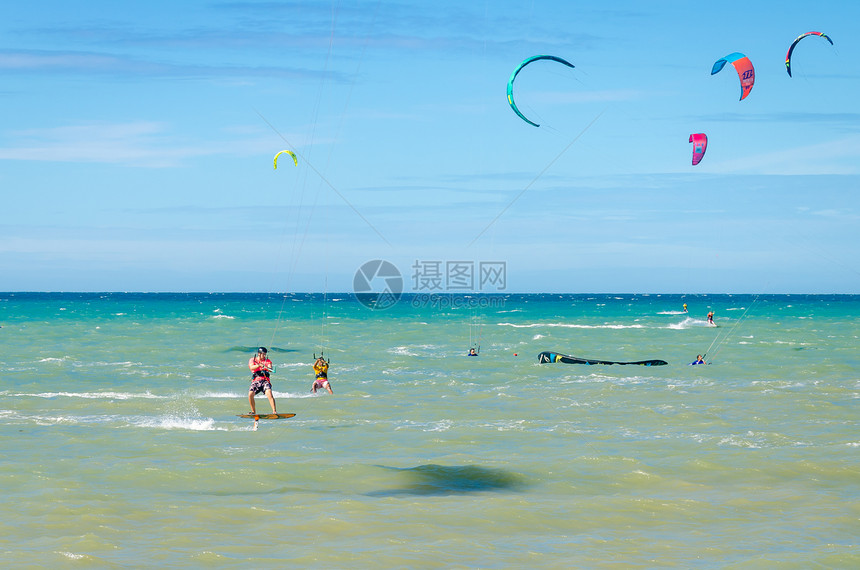 Cumbuco海滩在Ceara州与多个风筝图片