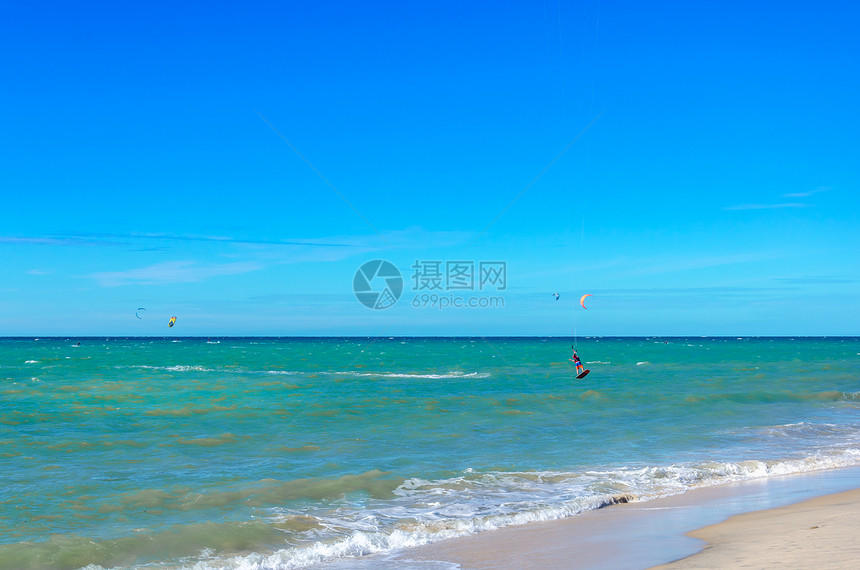 风筝冲浪者在海上进行杰出的机动第图片