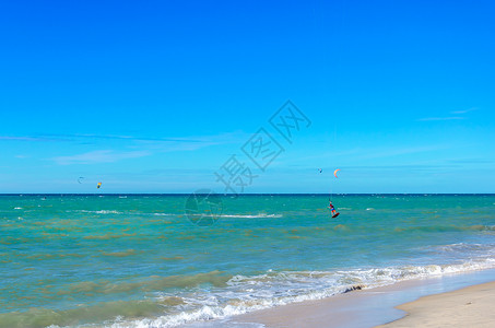风筝冲浪者在海上进行杰出的机动第高清图片