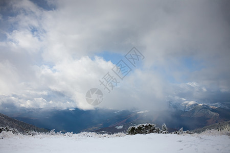山上的冬天风景云中的山岳山上的雾色图片