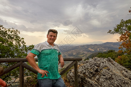 意大利山区的男游客图片