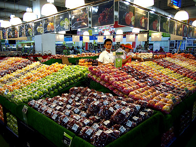 在一家杂货店展出各种新鲜水果和蔬菜图片