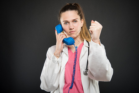 女医生在蓝色电话接听器上讲话图片