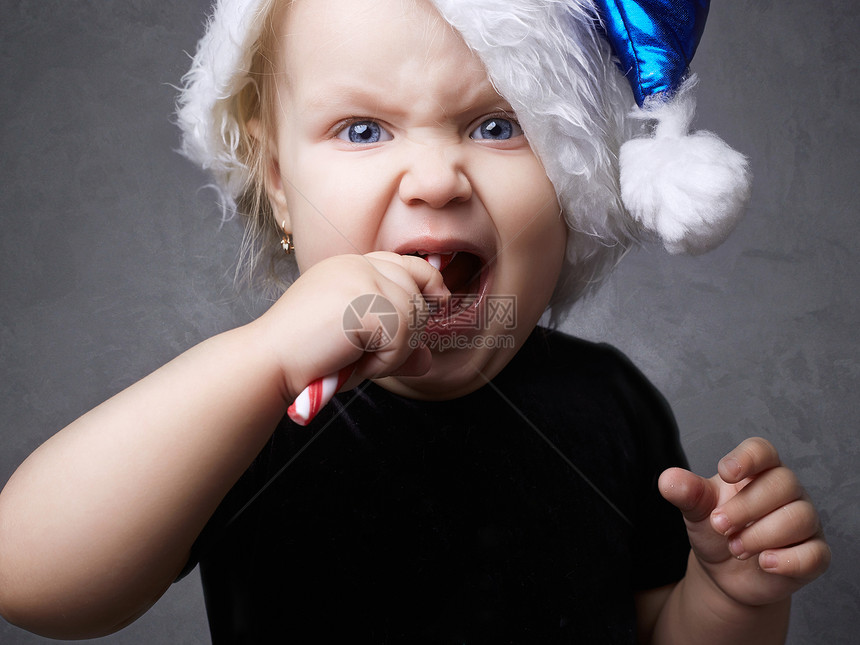 愤怒的孩子有趣的圣塔儿童带糖果在圣图片