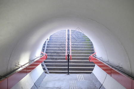 对称行人隧道有一条红色铁扶手图片