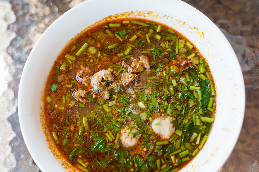 新鲜制作的老挝肉末红汤传统老挝菜图片