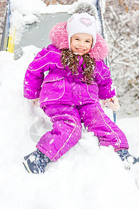 在下雪的冬日儿童滑梯的小女孩图片