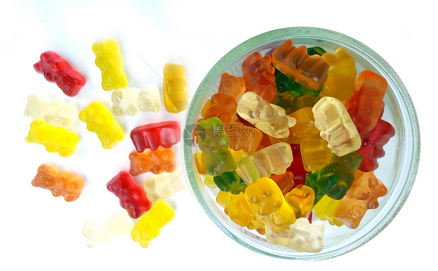 白色背景的玻璃碗里的水果糖熊有图片