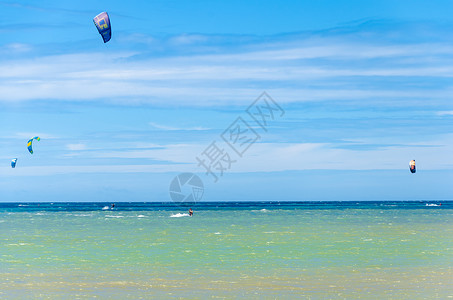 Cumbuco海滩在Ceara州与多个风筝图片