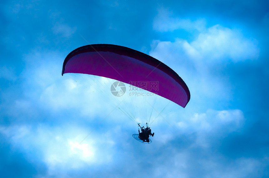 滑翔伞在天空中飞行的底部视图图片