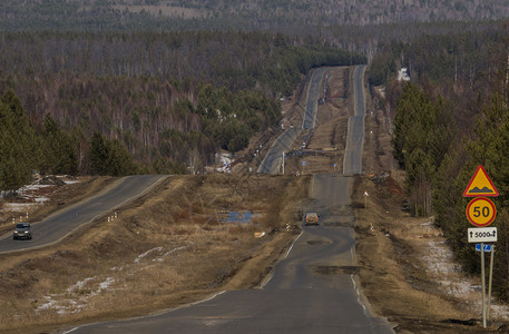 两个问题傻瓜和道路糟糕的乡村道路图片