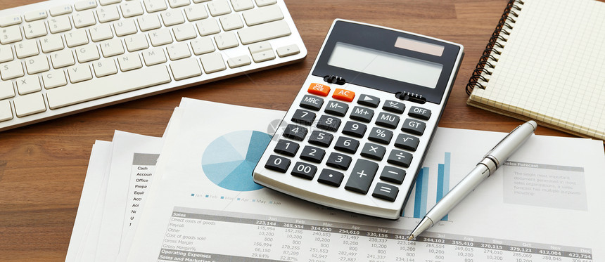使用木制表格计算器和财务图表数据的财务会计图片