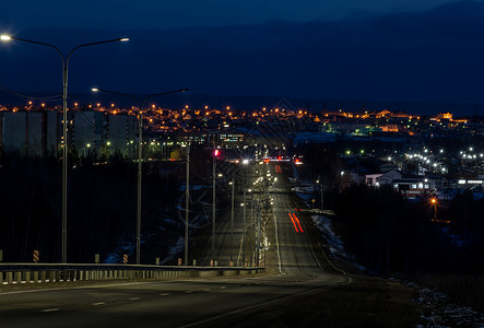 夜城夜路上汽车前灯的痕迹图片