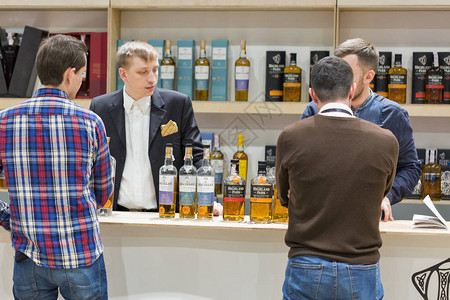 第三届进博会在帕科维展览中心举行的第三届乌克兰威士忌酒节上背景