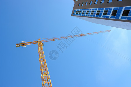 蓝天背景下的建筑塔式起重机和新建筑图片