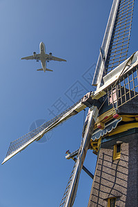 现代飞机过传统的荷兰风车图片