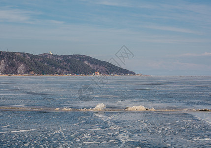 冬季白卡尔岛的冰块被冰绑住图片