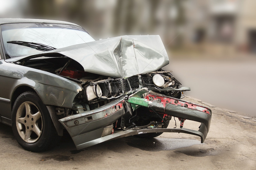 发生事故的汽车使前挡风玻璃在保险公司索赔图片